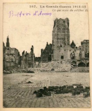 Foto des zerstörten Rathausturms von Arras (Postkarte)