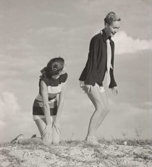 Modeaufnahme, Modelle Eunice Sherman und Theo Graham (Mademoiselle)