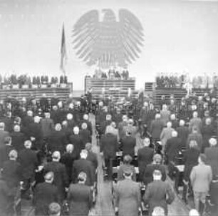 Eröffnung der ersten Plenarsitzung des 2. Deutschen Bundestages