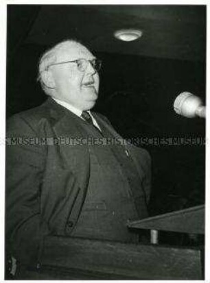 Ludwig Erhard beim Streitgespräch mit Prof. Erik Nölting in Düsseldorf