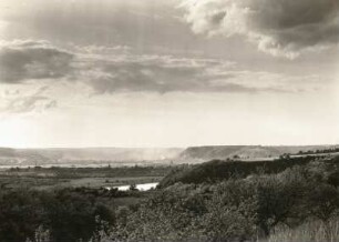Rheinaue bei Remagen, Rheinisches Schiefergebirge. Rechts die Erpeler Ley von oberhalb Leubsdorf