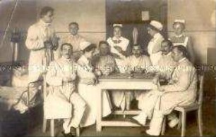 Soldaten und Krankenschwestern im Lazarett