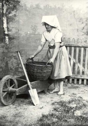 Sommerliche Arbeitskleidung aus Burg : Kleidung - niedersorbische Tracht. Ort: Bórkowy / Burg-Spreewald. Arbeitskleidung für den Sommer (mit Sonnenschutztuch, "Smaganc")