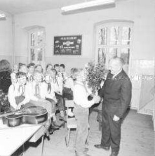 Lebendige Geschichtsstunde zur Arbeiterbewegung für Junge Pioniere der AG "Junge Historiker" in der Goethe-Oberschule in Gardelegen