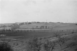 Felder und Dorf : Blick über Felder auf ein Dorf auf einer Anhöhe