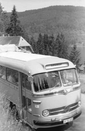 Titisee: Postbus am Titisee; mit Blick auf See