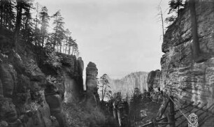Sächsische Schweiz. Schmilkaer Felsgebiet. Abendturm in der Schlucht der Rübezahlstiege. Blick zum Rauschenstein