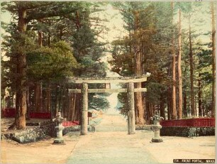 Steintor am Eingang des Tōshō-gū-Schrein in Nikkō