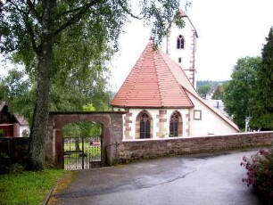 Ansicht von Osten mit Kirche über Kirchhofmauer