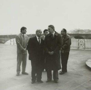 Ministerpräsident Prof. Dr. Kurt Biedenkopf und Begleitung besichtigen die Terrasse und angrenzende Bauten