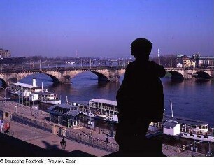 Dresden-Altstadt. Blick aus dem Atelierfenster (Prof. C. Weidensdorfer) der Kunstakademie über die Anlegestellen der Weißen Flotte nach Nordwest gegen Augustusbrücke