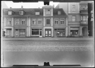 Potsdam, Friedrich-Ebert-Straße 86/85. Wohnhäuser mit Läden. Straßenfront
