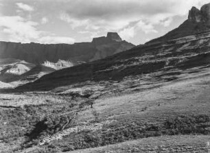 Die Drakensberge : Blick auf die Drakensberge ("Drachenberge"). Rechts der Gipfel des Sentinel