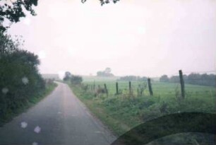 Sühlen: Grabhügel "Grabenberg" [Denkmalbuch Nr. 3]: davor Äcker: vorne Straße, Weidezaun, Büsche