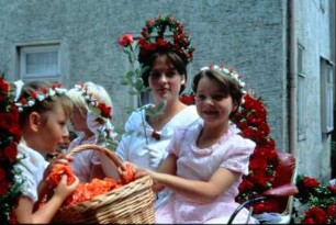 Rosenfest Dornburg: die Rosenkönigin und 3 Kinder im Wagen, Porträtaufnahme