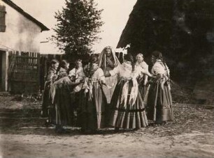 Hultschiner Ländchen (tschechisch Hlučínsko, polnisch Kraik hulczyński). Mädchen beim Volkstanz