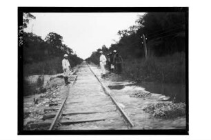Überspülte Eisenbahnstrecke : Südthailand. Begehung einer Eisenbahnstrecke durch Hochwasser überflutet, 1912/1913