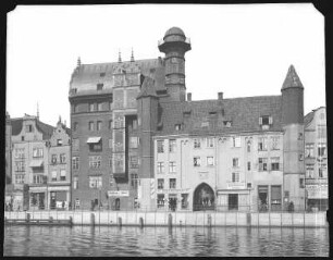Danzig. Sternwarte (1598) mit Frauentor (Ersterwähnung 1484) über die Mottlau