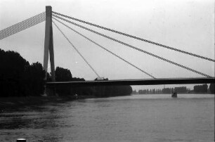 Speyer: Pylon der Autobahnbrücke bei Speyer