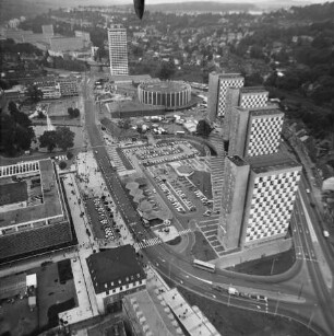 "Stadthalle der Freundschaft" und Hochhäuser in der Innenstadt von Suhl : Blickrichtung Osten