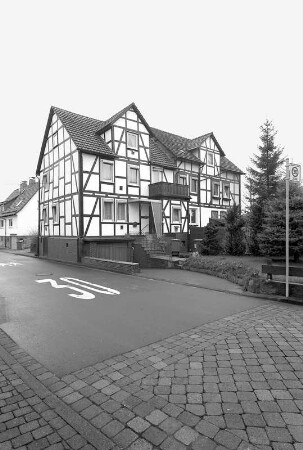 Wohnhäuser; Niestetal, Hannoversche Straße 98, Hannoversche Straße 100