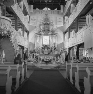 Gemeinderaum und Altarraum der katholischen Kirche Grünberg