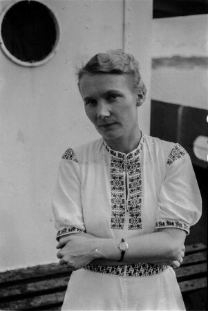 Frauenportrait : Portrait einer Frau an Deck eines Schiffes