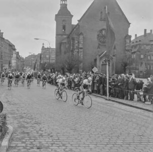 Friedensfahrt 1965 : Bautzen. Friedensfahrt 1965. Im Hintergrund die Liebfrauenkirche, Steinstraße