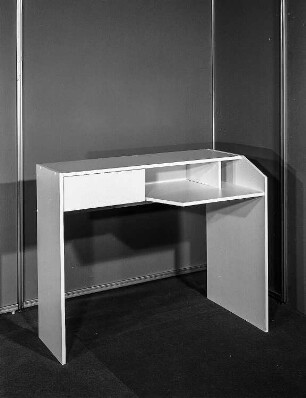 Schreibtisch : Ribnitz-Damgarten. VEB Möbelkombinat Ribnitz-Damgarten. Hausmesse, 1986. Schreibtisch. Holz, weiß beschichtet (1986; VEB Möbelwerk Plau)