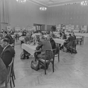 Sitzung Wetro : Wetro. VEB Schamottewerk, Kultursaal. Parteiaktivisten des Kreises Bautzen tagen anlässlich des VII. Parteitages