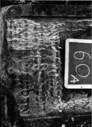 Grabstein 60 (Index: 100090666) Material: Sandstein Zustand: abgeblätt/verwitt. m. fast völlig. Textverl Maße HxBxT: 0x0x0 cm Beschreibung: Stele, Konvexbogenabschluß, rechteckiges Schriftfeld eingetieft: Grabstein 60A