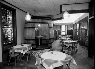Wiedereröffnung der Gaststätte "Felsbierklause" Ecke Amalien- und Leopoldstraße nach Umgestaltung und Renovierung.