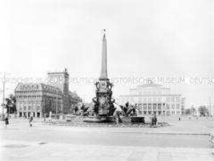 Der Mendebrunnen und das Opernhaus am Augustusplatz in Leipzig