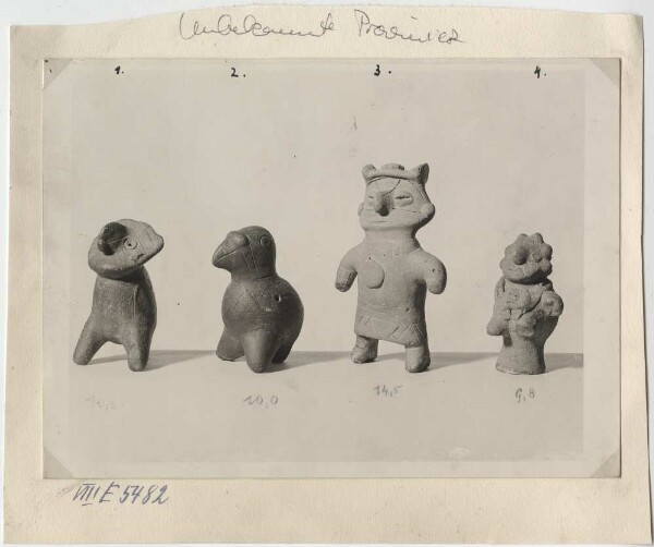 Four figurative depictions in clay. (Hollow figures with holes, possibly flutes.) Fronts.