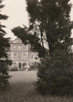 Stauchitz. Blick aus dem Schloßpark zur Rückseite des Schlosses