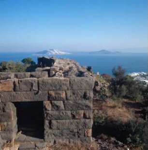 Nísyros, Insel, Torbau auf der antiken Akropolis aus isodomen Trachytquadern. Im Norden Gyali und Kos