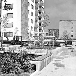 Stemwarde-Siedlung: Sandweg, Sandkamp, Sandhöhe: Wohnungsbau: Wohnblockbebauung der BEWOBAU Hamburg: hinten Wohnblocks nach Fertigstellung: vorn Außenanlagen mit Bänken, Bepflanzung und Kinderspielplatz