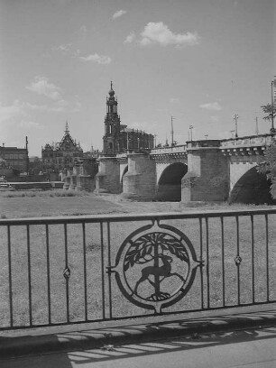 Dresden. Georgij-Dimitroff-Brücke (Augustusbrücke), im Hintergrund Schloß und Hofkirche