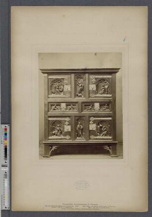 Gothischer Schrank mit biblischen und Liebes-Scenen. Niederrheinisch. Ende des 15. Jahrhunderts. ...