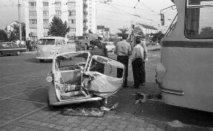 Verkehrsunfall zwischen einer Isetta und einer Straßenbahn auf der Kreuzung am Entenfang.