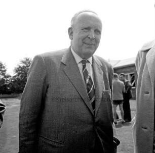 Wulfsdorf: Max-Planck-Institut für Kulturpflanzenzüchtung: Direktor Reinhold von Sengbusch: hinten Männer, Gebäude