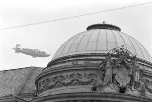 "Good Year"-Reklame mit Zeppelin über der Karlsruher Innenstadt