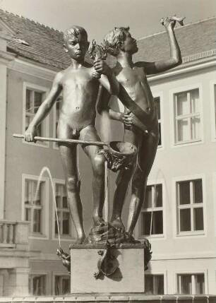 Dresden-Südvorstadt, Bernhardstraße 18. Brunnenplastik (1956, W. Reinhold) vor dem Haupteingang der 3. Mittelschule