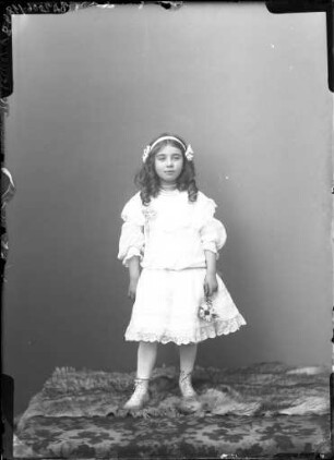 "Ausstellungsplatten IV" - Mädchen im Fotoatelier