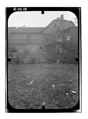 Meyenburg. Schloß (15. Jh., Umbau 1865-1866; F. Adler). Hofansicht des Ostflügels