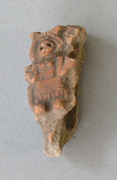 Figurine en argile (fragment de récipient)