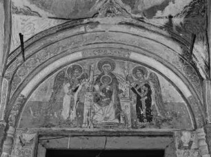 Thronende Maria mit Christuskind, flankiert von Erzengeln