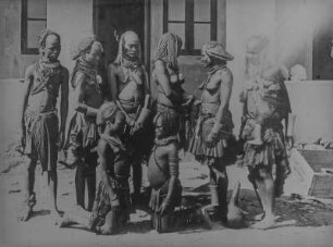 Gruppenbildnis : Gruppenbildnis mit Männern und Frauen vor einem Haus,