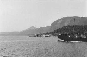 Schiff vor der Küste : Schiff vor der norwegischen Küste.
