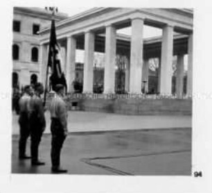 Die Särge der Toten des Hitlerputsches werden im Münchner Ehrentempel aufgestellt